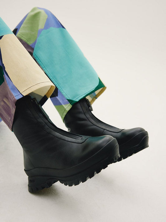 Black winter boot with front zip and multicolour pants