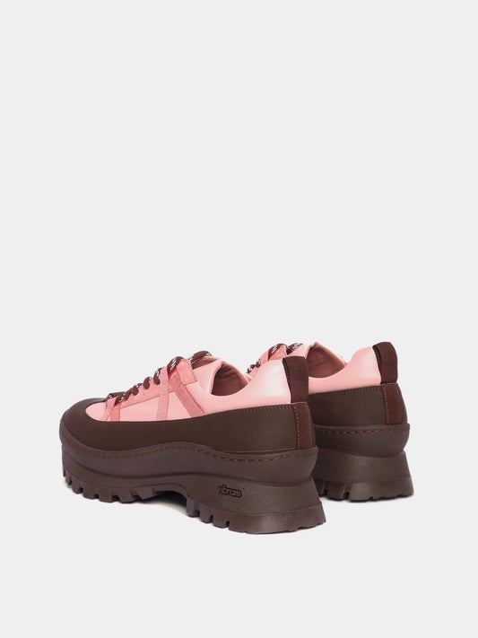 Sneaker with a Vibram anti-slip outsole in pink and brown with brown laces.