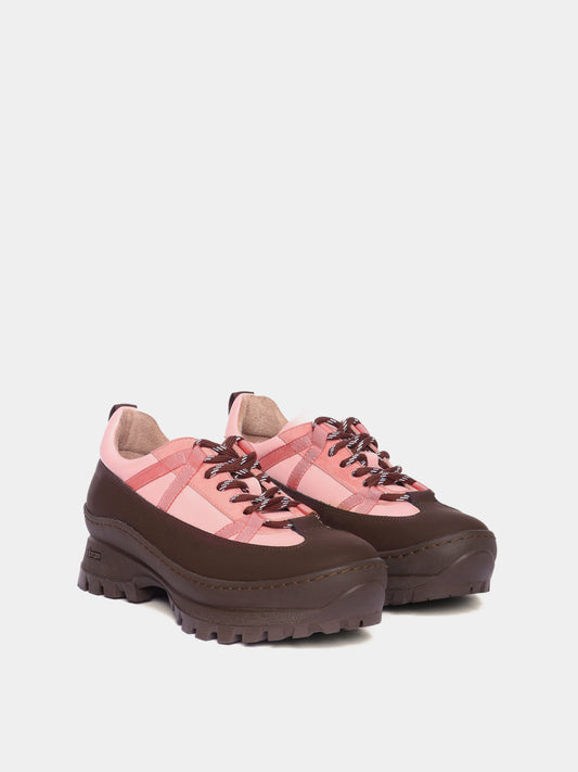 Sneaker with a Vibram anti-slip outsole in pink and brown with brown laces.