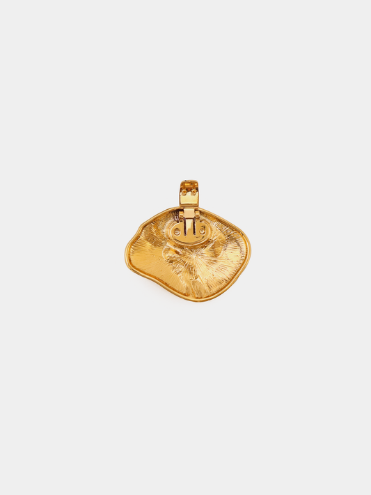 Oval textured gold shoe clip