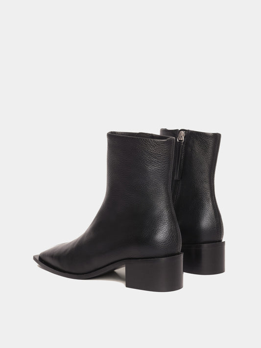 Black ankle boot with inner zipper, square heel and square toe