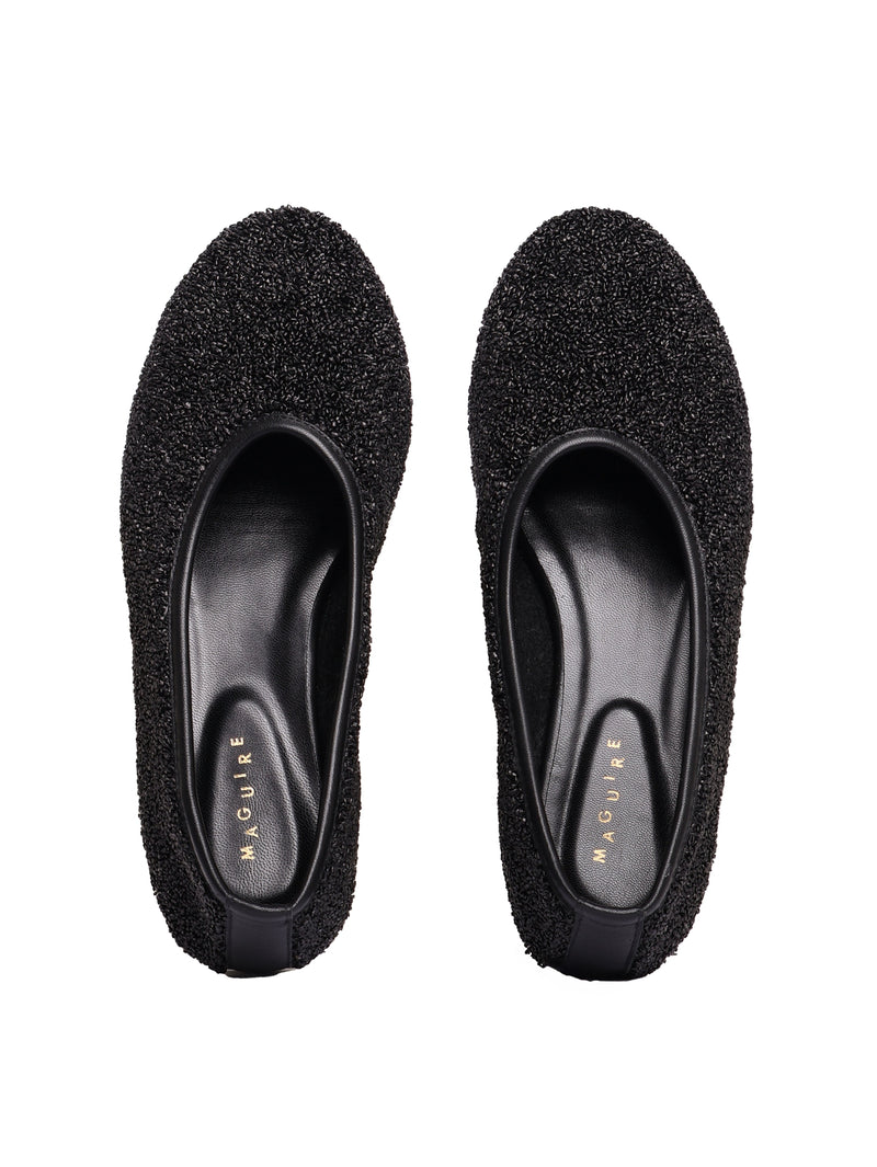 Ballerina flats made of black raffia
