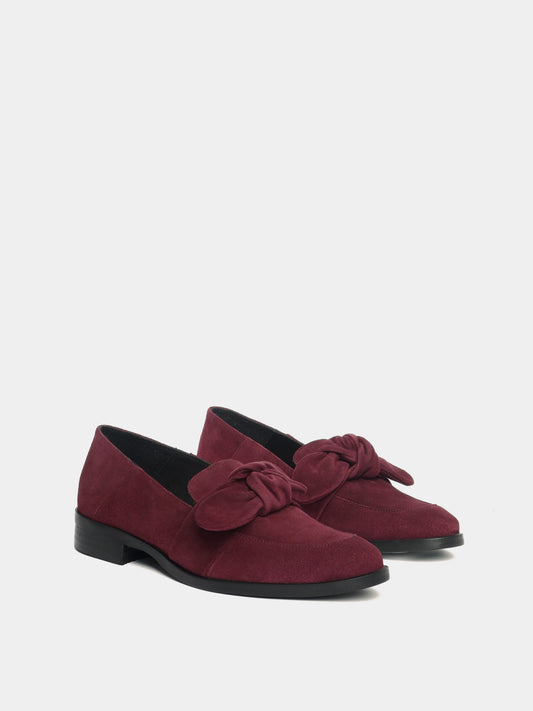 Loafer with a puffy suede bow detail on the vamp, in a bordeaux suede. 