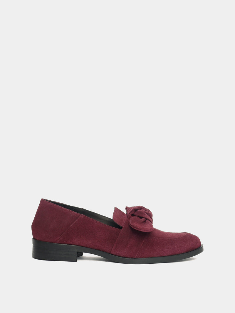 Loafer with a puffy suede bow detail on the vamp, in a bordeaux suede. 