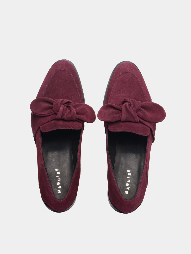 Loafer with a puffy suede bow detail on the vamp, in a bordeaux suede. 