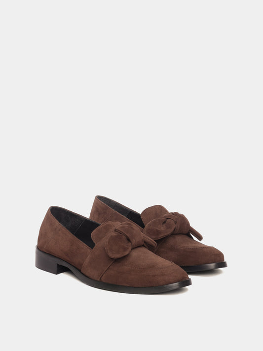 Loafer with a puffy suede bow detail on the vamp, in a brown suede. 