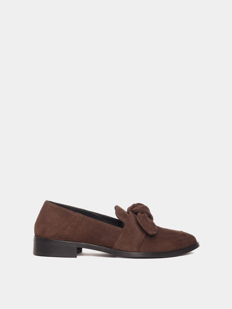 Loafer with a puffy suede bow detail on the vamp, in a brown suede. 
