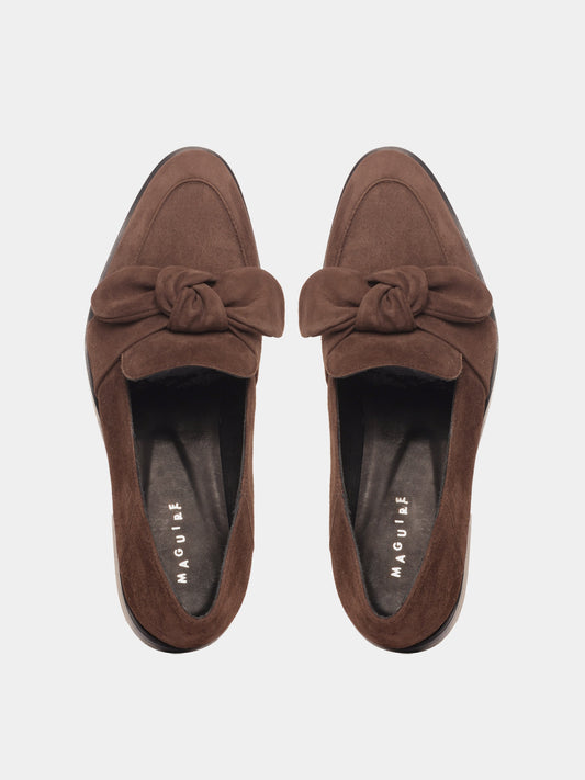 Loafer with a puffy suede bow detail on the vamp, in a brown suede. 