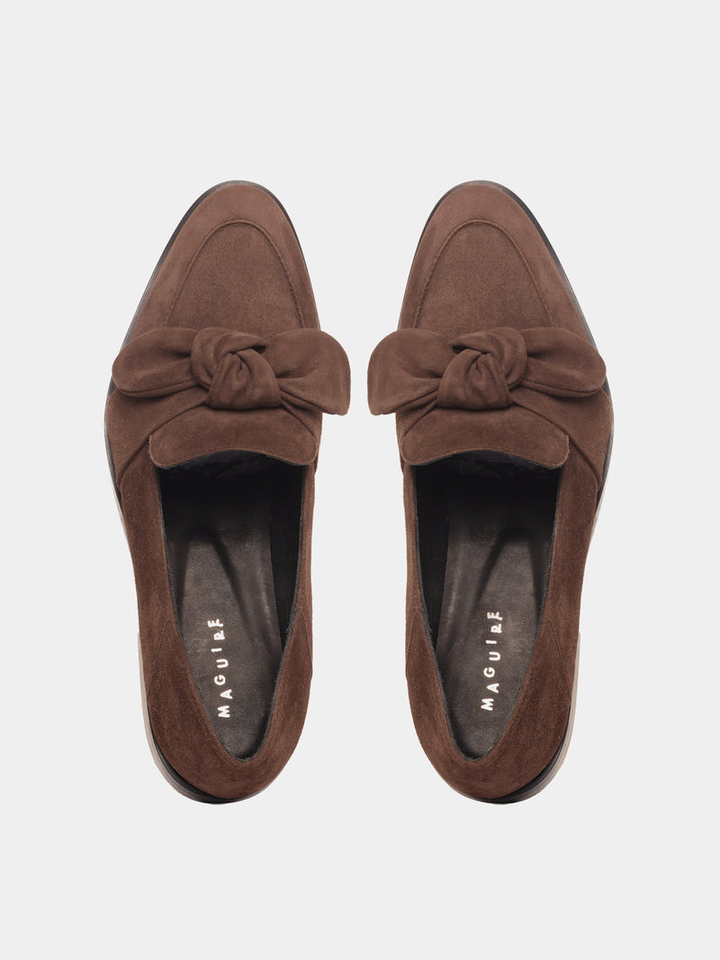 Loafer with a puffy suede bow detail on the vamp, in a brown suede. 
