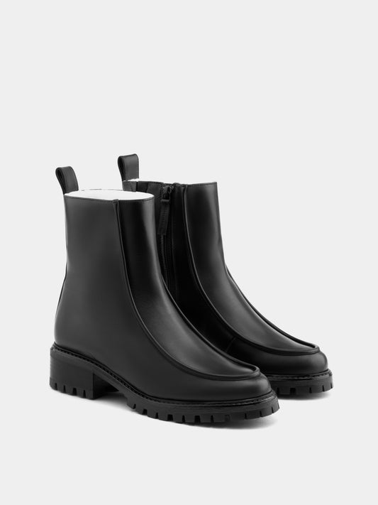 Black lined winter boot with rounded toe, 3d piping detailing and a back tab.