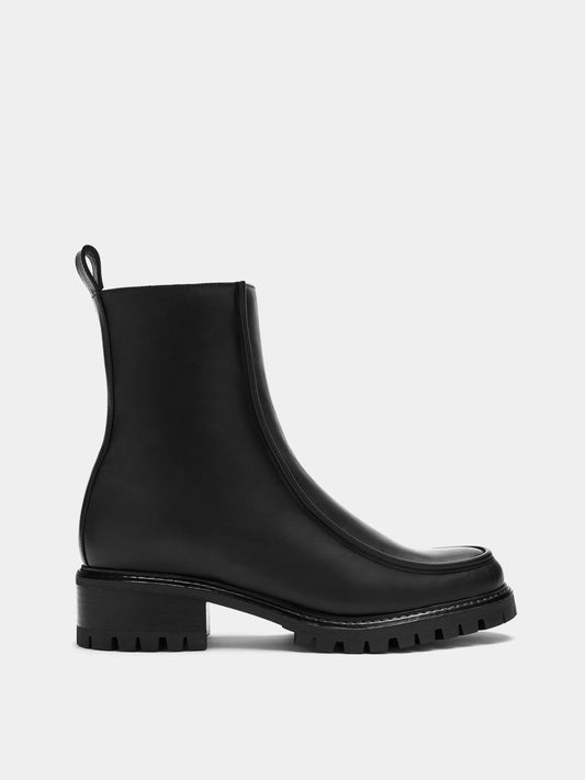 Black lined winter boot with rounded toe, 3d piping detailing and a back tab.