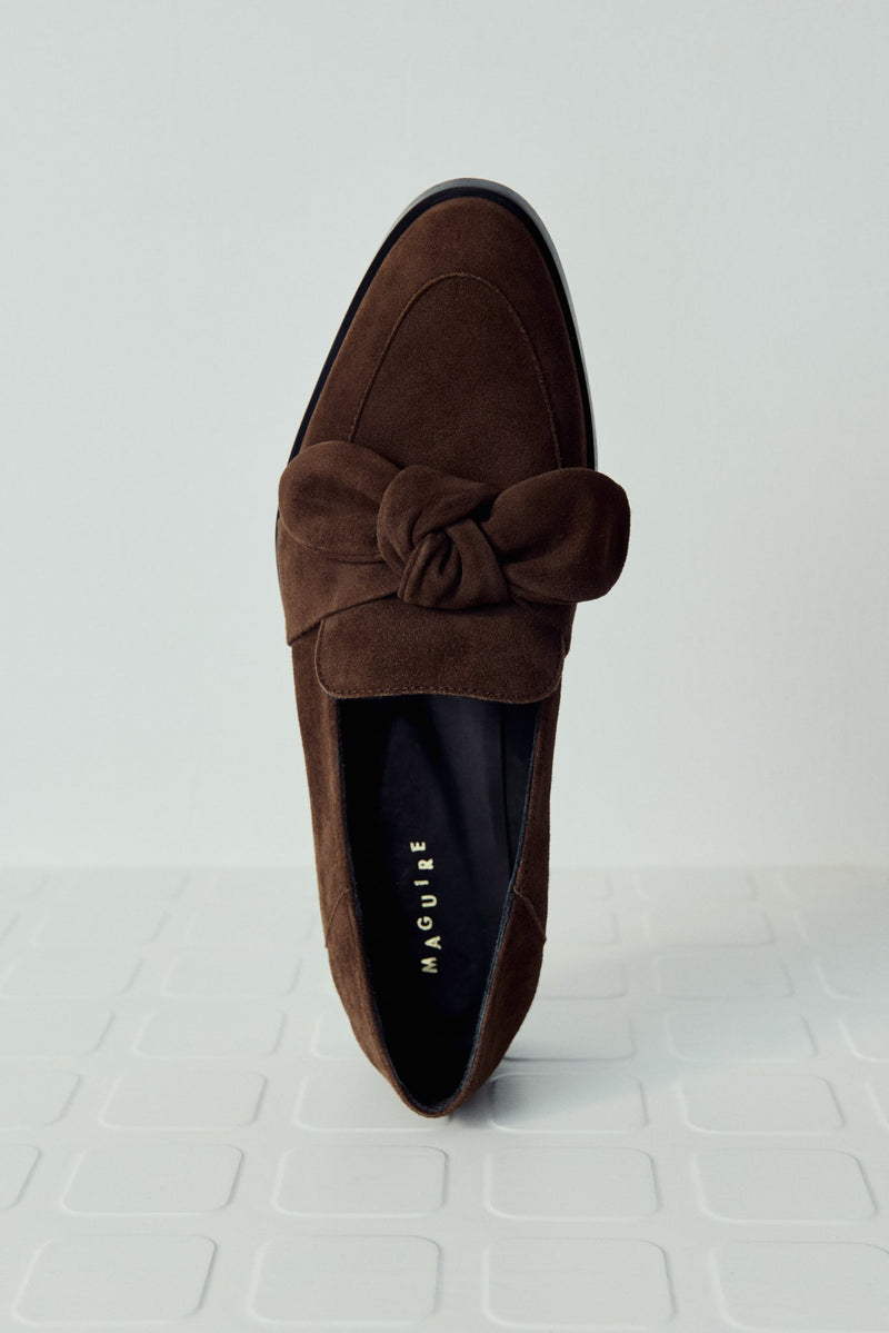 Loafer with a puffy suede bow detail on the vamp, in a brown suede. 
